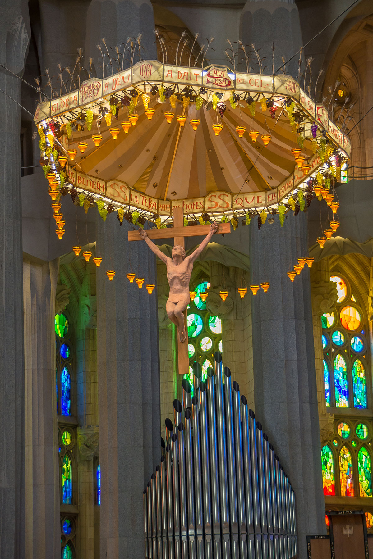 Barcelona - Sagrada Familia - Innenraum - Jesus über dem Altar
