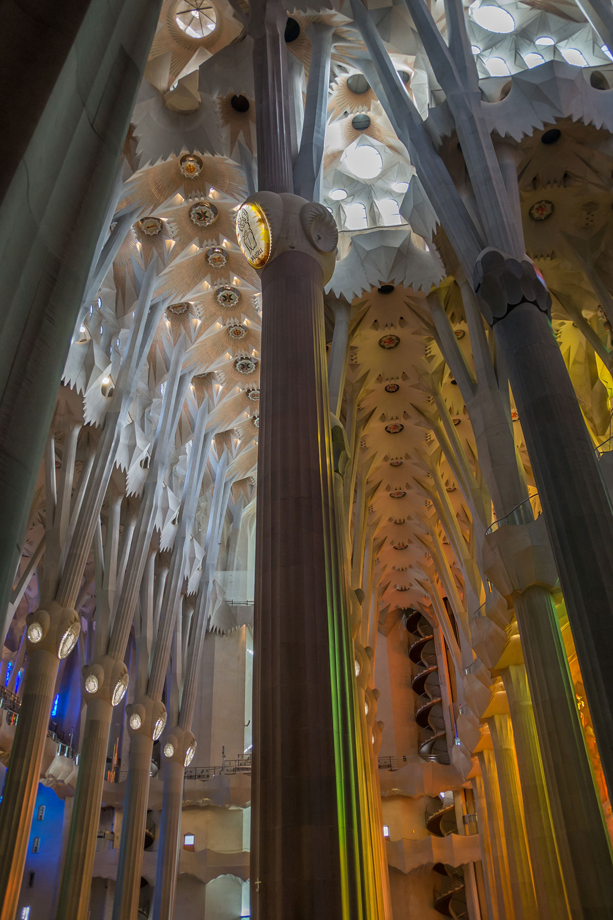 Barcelona - Sagrada Familia - Kirchenschiff mit Säulen