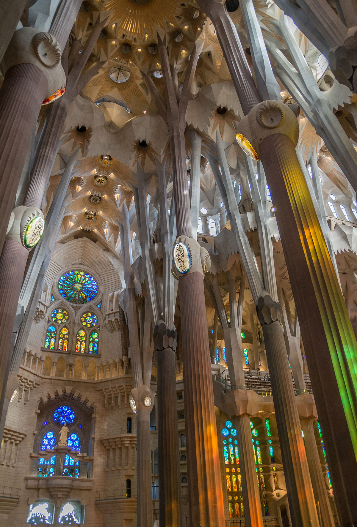 Barcelona - Sagrada Familia - Kirchenschiff mit Säulen