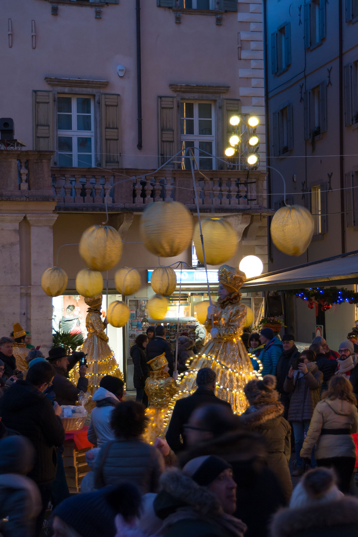 Christmas market in Arco with street performers