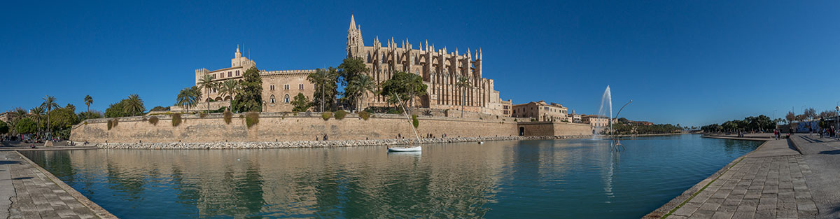 boat in front of the Catedral de Mallorca, Palma