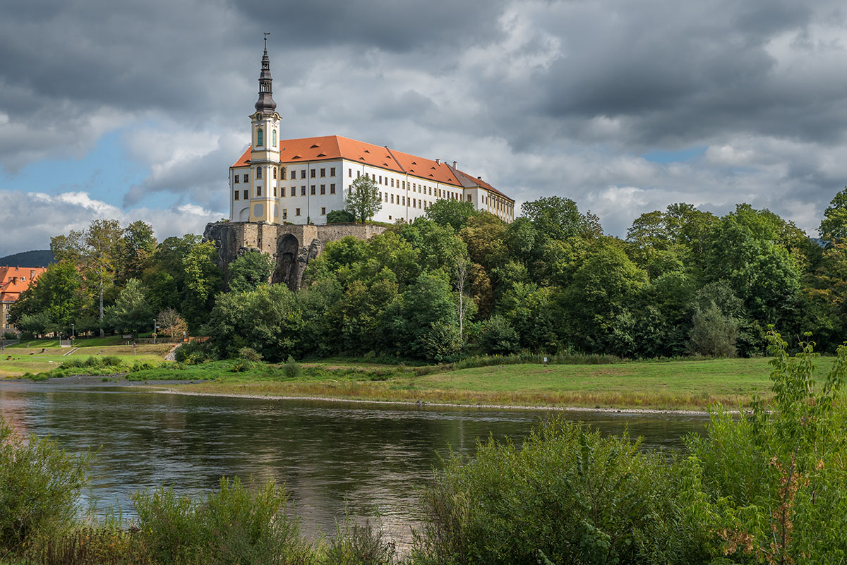 Elbtal bei Děčín, Schloss