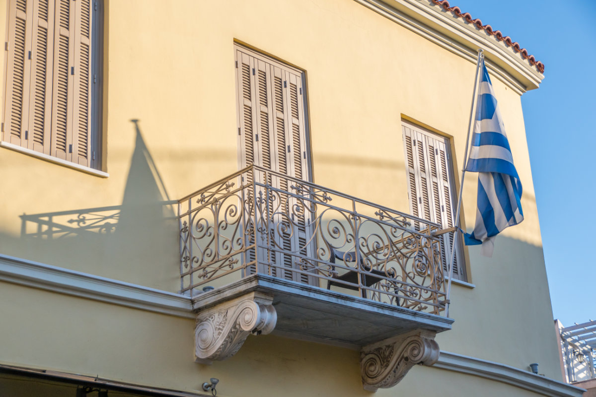 Griechenland, Athen, Balkon mit griechischer Flagge