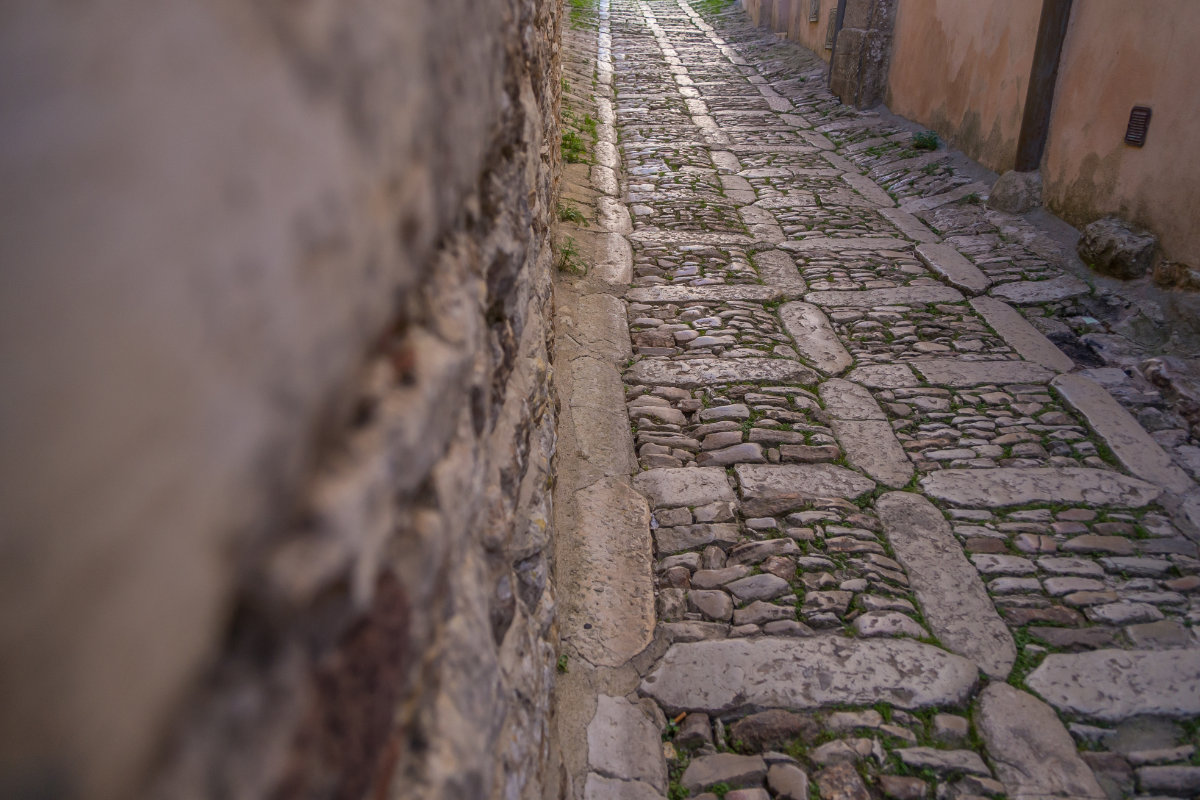 Sizilien, Erice, gepflasterte Gasse