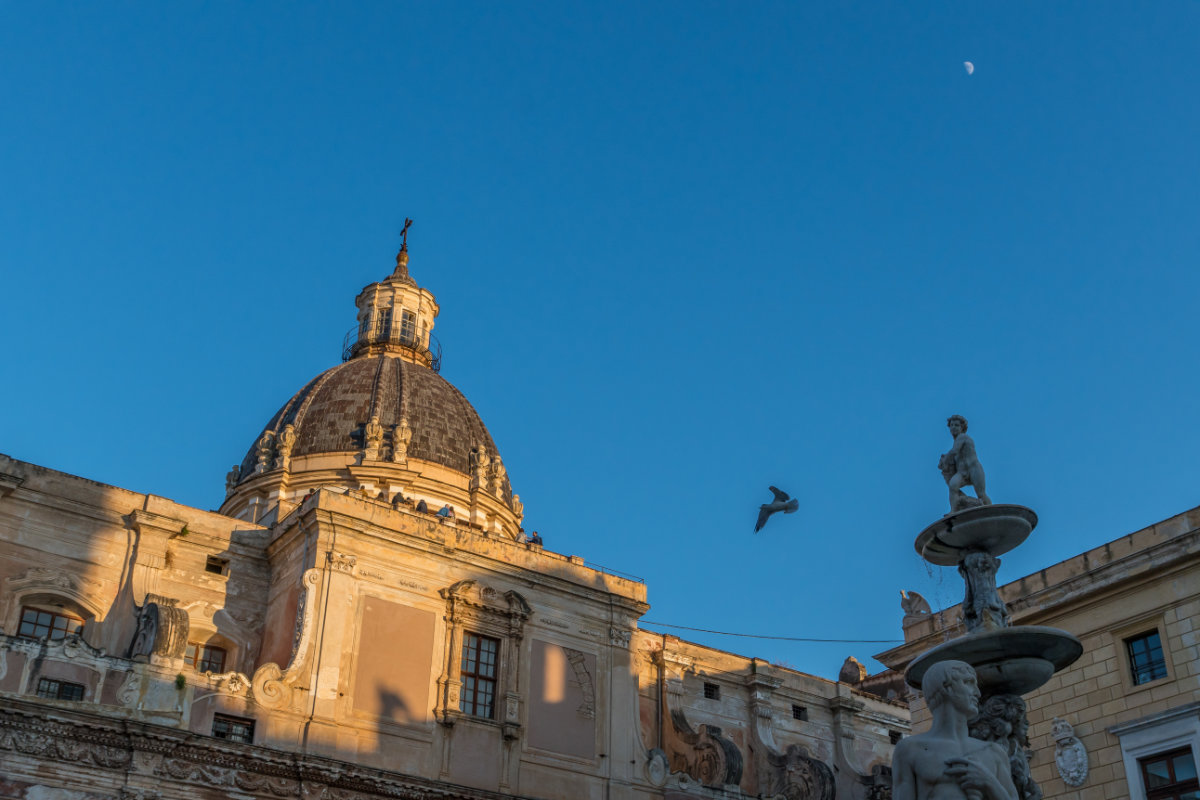 Sizilien, Palermo, Mond und Taube