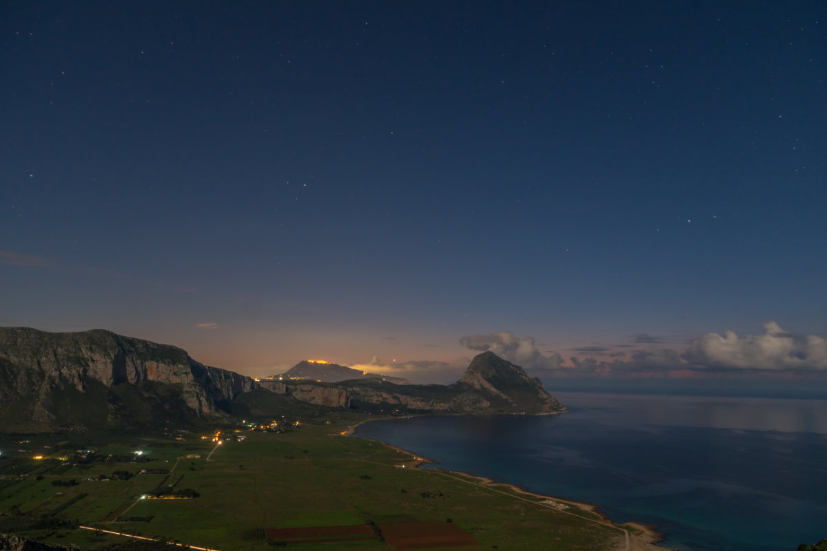 Sizilien, Blick auf die Küste bei San Vito lo Capo bei Nacht nach Erice