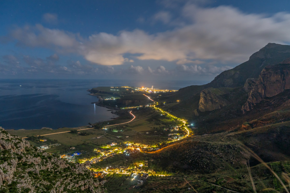 Sizilien, Blick auf die Küste bei San Vito lo Capo bei Nacht