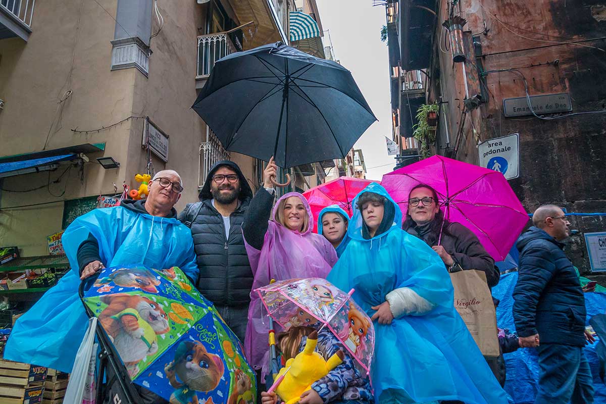 Neapel, Familie mit bunten Regenschirmen