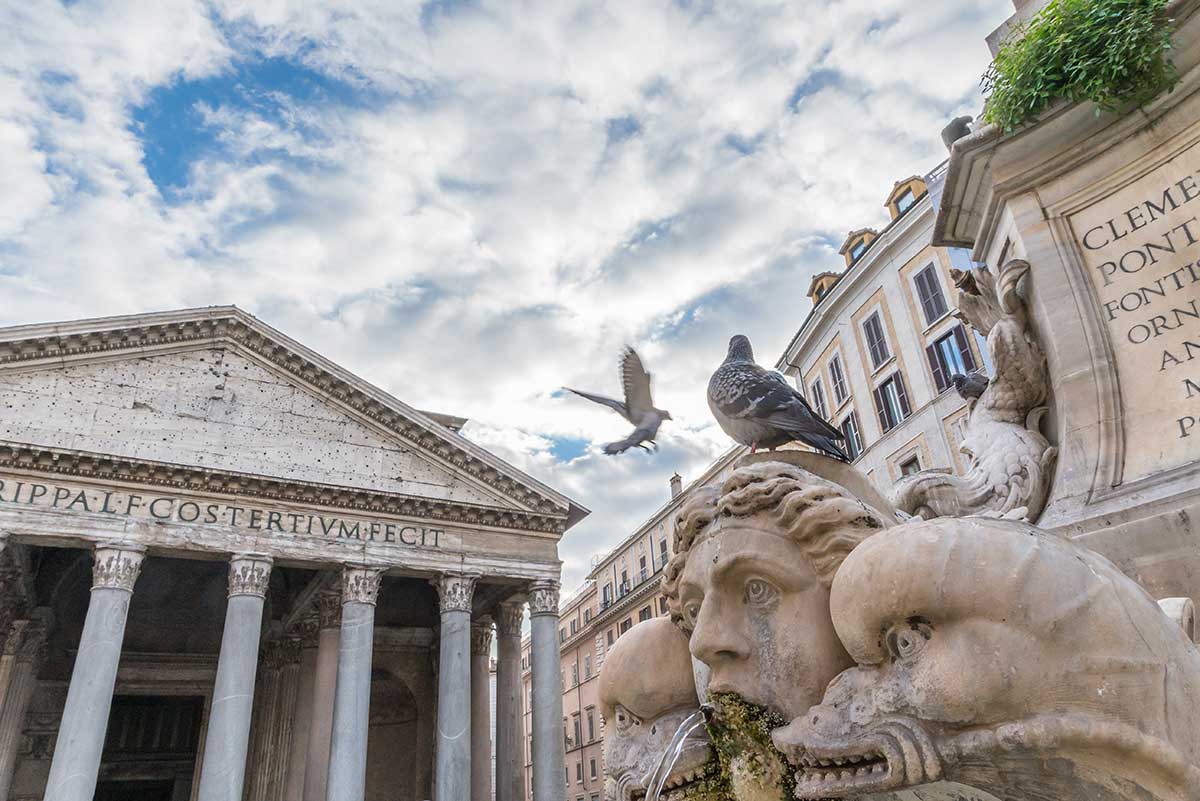 Brunnen in Rom mit Taube