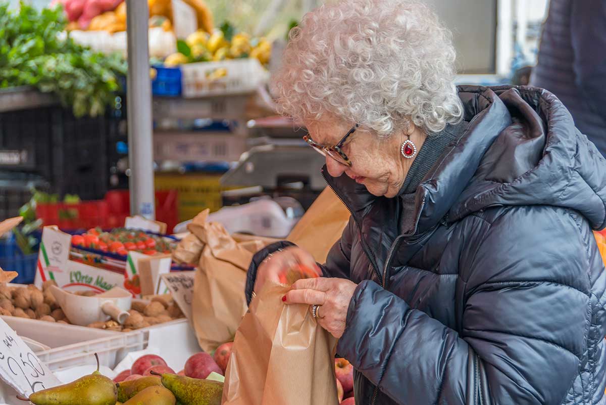 Ältere Dame auf einem Markt in Aprilia