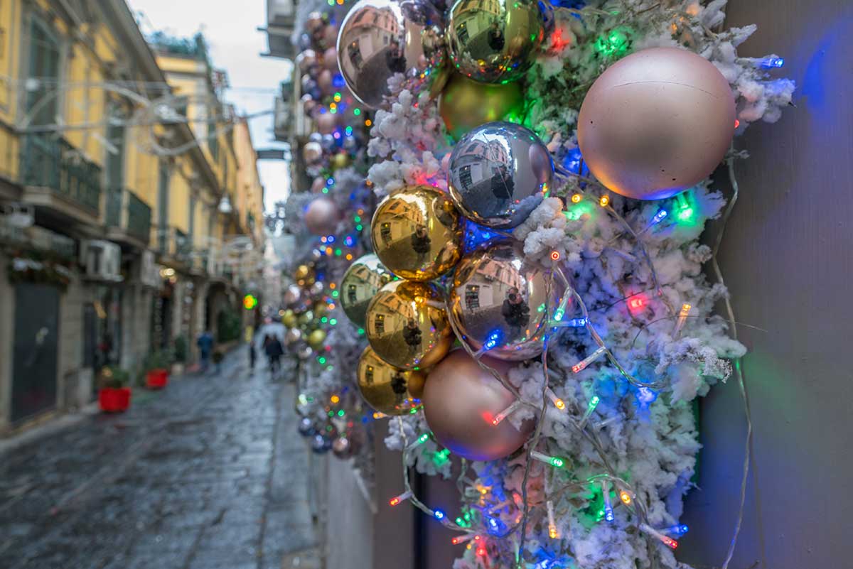 Gasse in Neapel mit Weihnachtsdeko