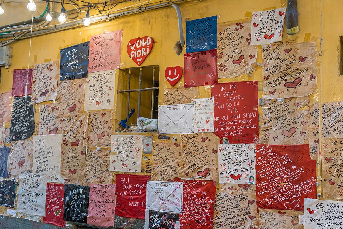 Wand mit Liebesbriefen in Neapel