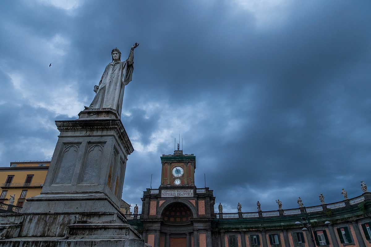 Neapel, Statue, Möwe, düsterer Himmel