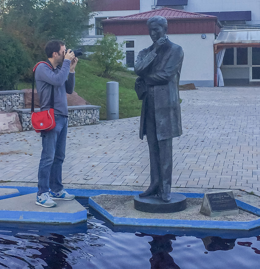 Mathias fotografiert das Denkmal von Jose Rizal bei Heidelberg