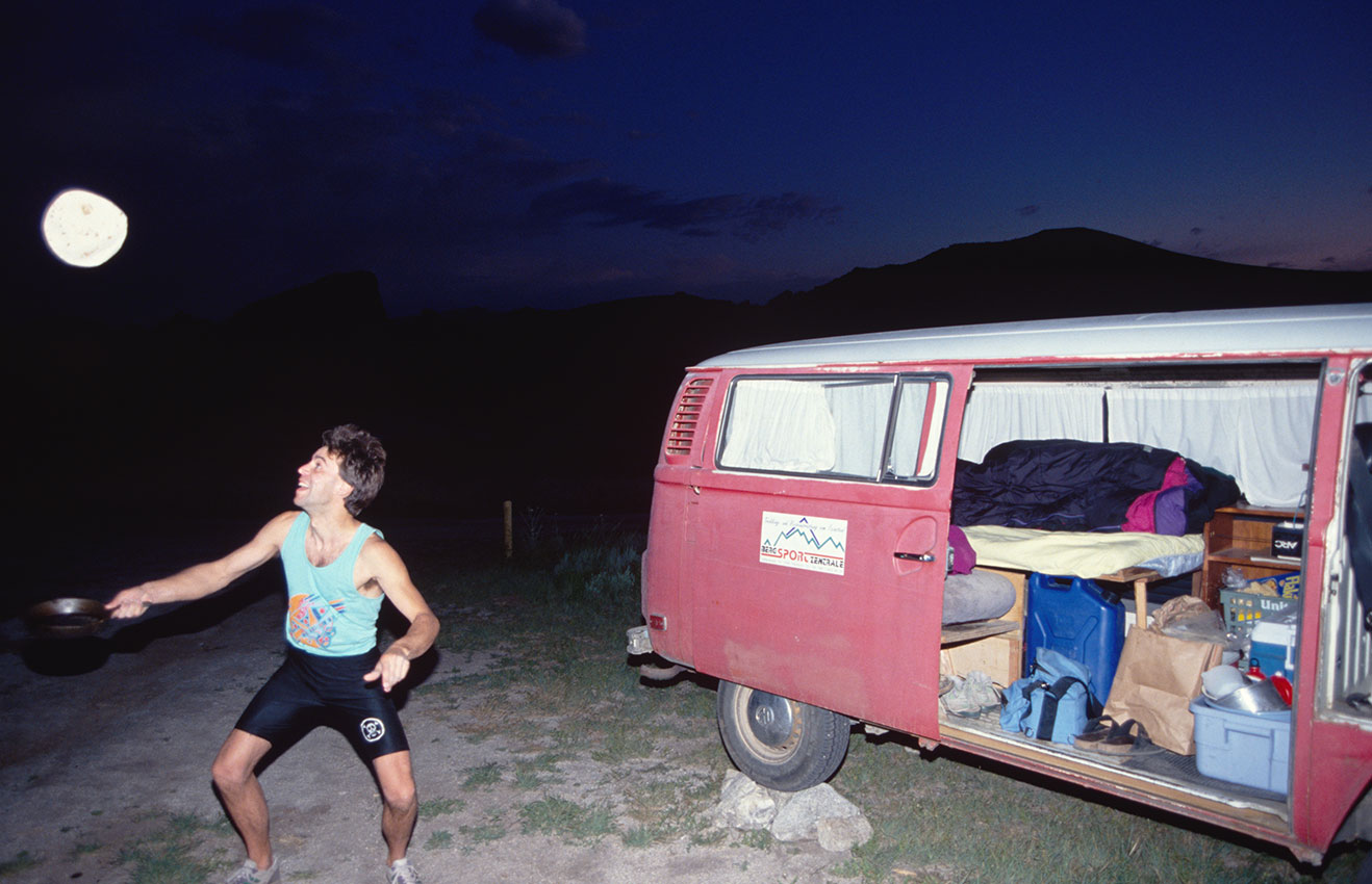 Mathias beim Pfannkuchen machen vor dem VW-Bus mit Bergsportzentrale Sponsoren Werbung