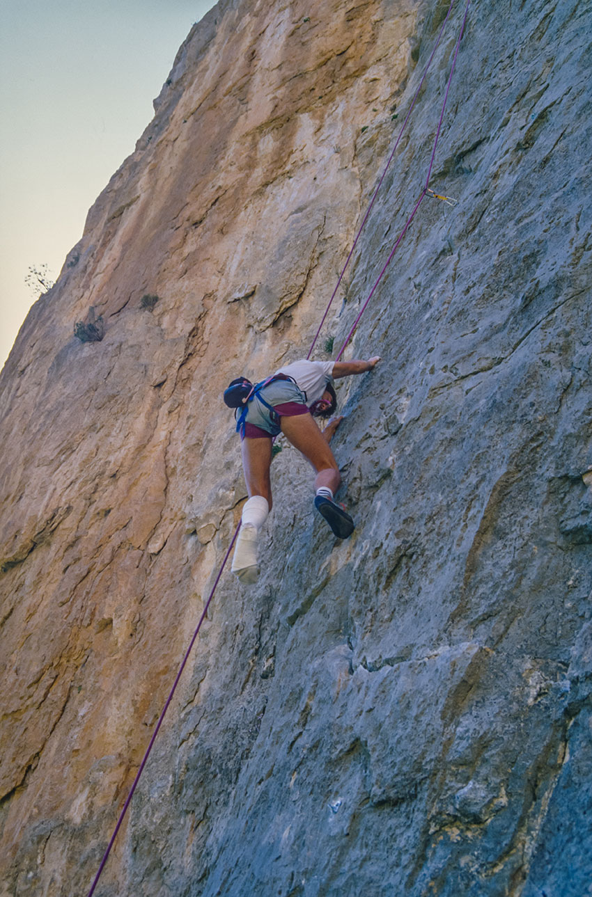 Mathias mit Gipsbein in Spanien in Chullila