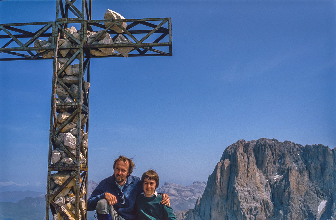 Mathias beim Wandern in den Dolomiten mit den Eltern